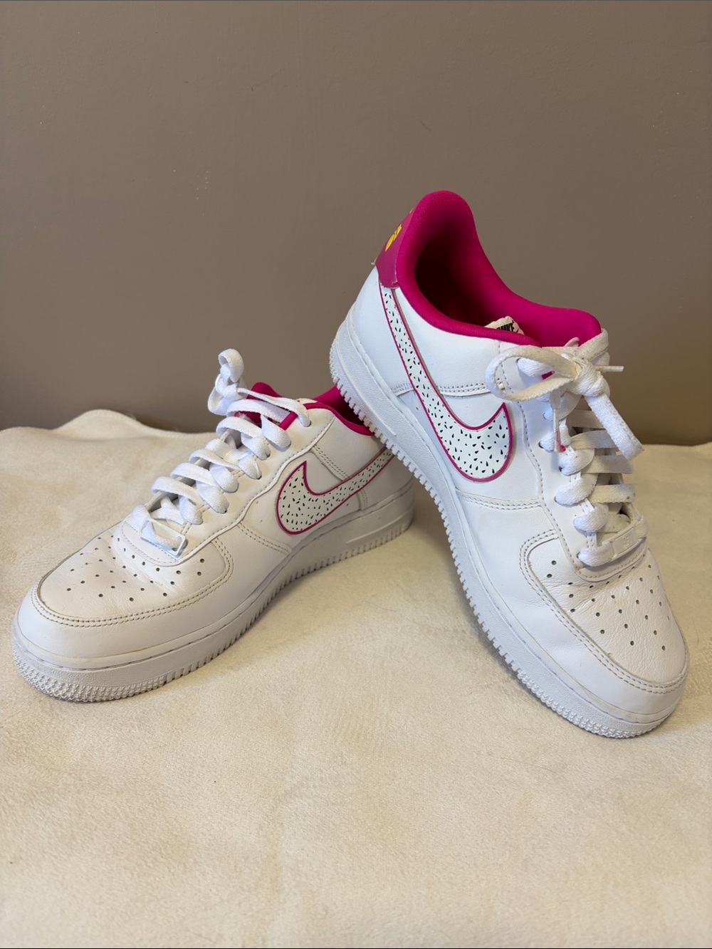 Nike Dragón Fruit White Sneakers with Hot Pink Accents